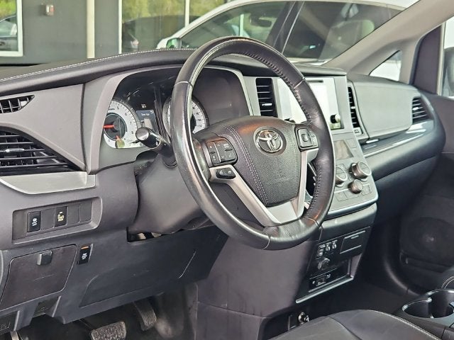 2017 Toyota Sienna SE Premium 8 Passenger