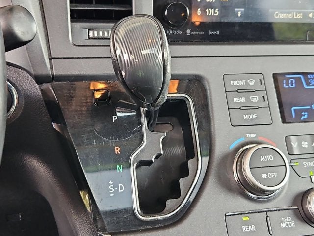 2017 Toyota Sienna SE Premium 8 Passenger