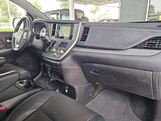 2017 Toyota Sienna SE Premium 8 Passenger